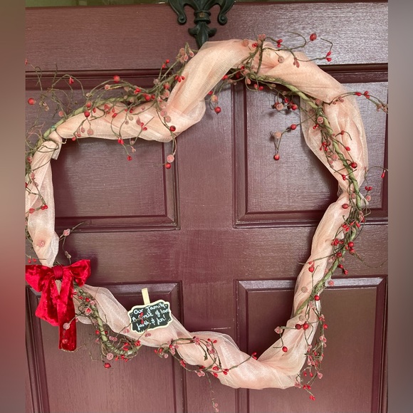 ♥️🤍💙Festive Heart Berry Holiday Wreath - Picture 1 of 3